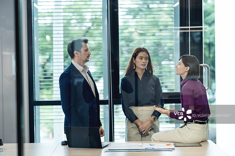 团队合作是实现共同愿景的能力，通过创造一个共享想法、明确流程和每个人都能获取必要信息以推动业务增长的环境来实现。图片素材