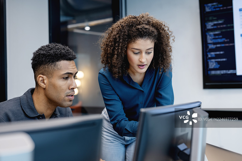 在软件开发初期就建立健全的软件质量保证体系至关重要，这一实践确保软件符合最高标准，并最终为客户提供卓越的产品。图片素材