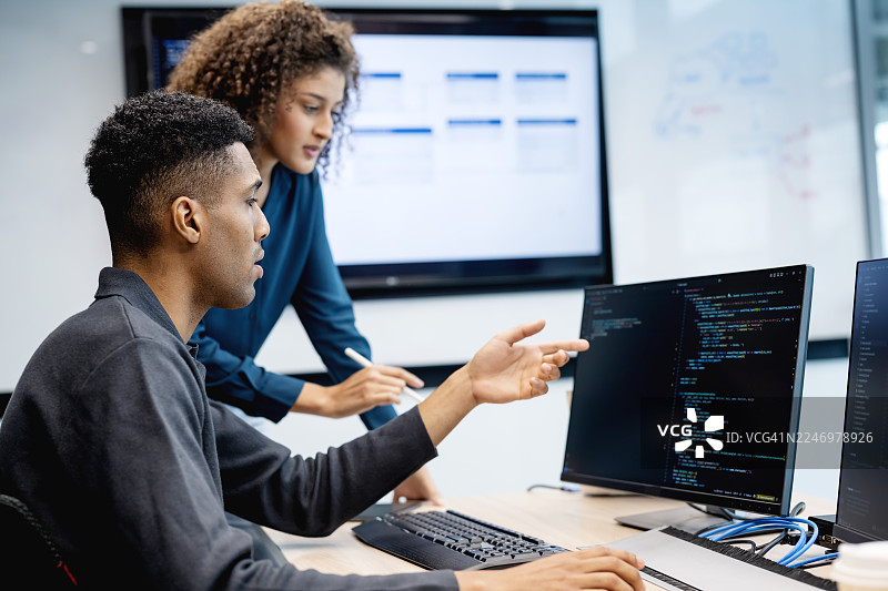 代码质量标准在商业中至关重要，因为它们能提高可靠性、减少错误和崩溃，从而改善用户体验。通过提高代码审查效率和促进有效的团队协作，可以最佳地维护这些标准。图片素材