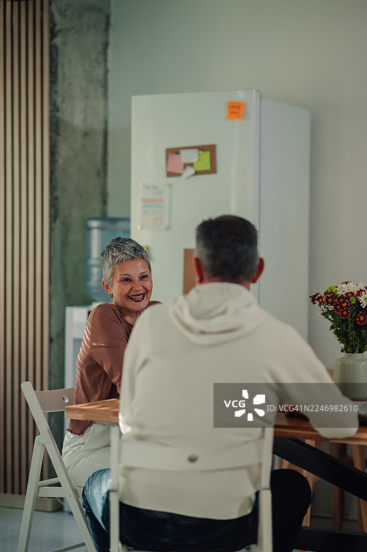 一对成熟的成年夫妇在家中愉快地交谈图片素材
