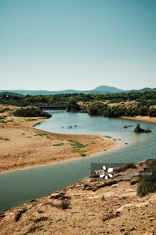 蜿蜒的河流流经干旱的自然景观图片素材