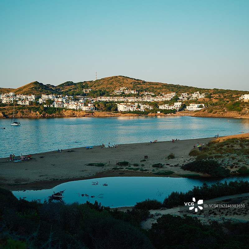 梅诺卡岛海岸村庄，带有海滩和海湾图片素材