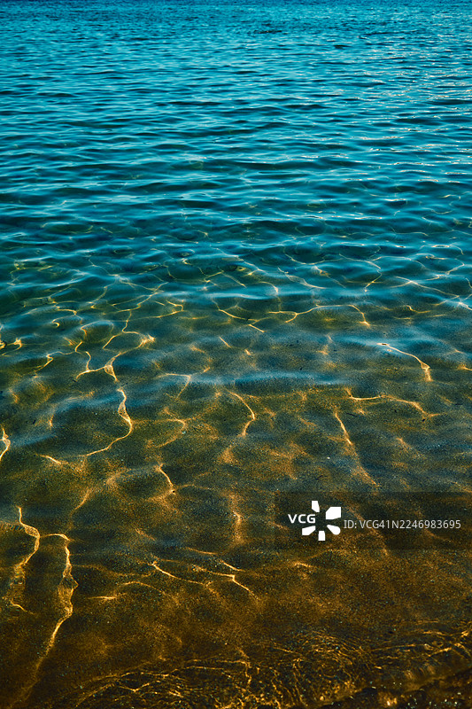 地中海清澈的海水在沙滩上荡漾图片素材