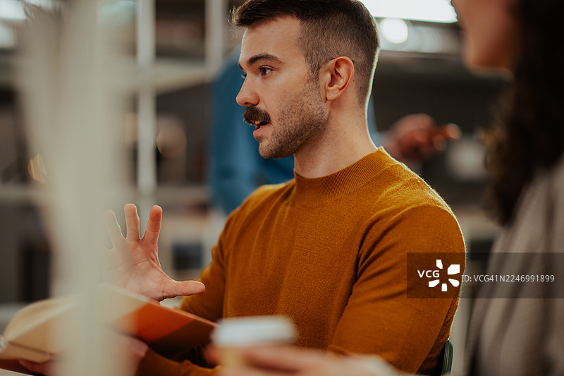 年轻男子在商务会议上讨论策略图片素材