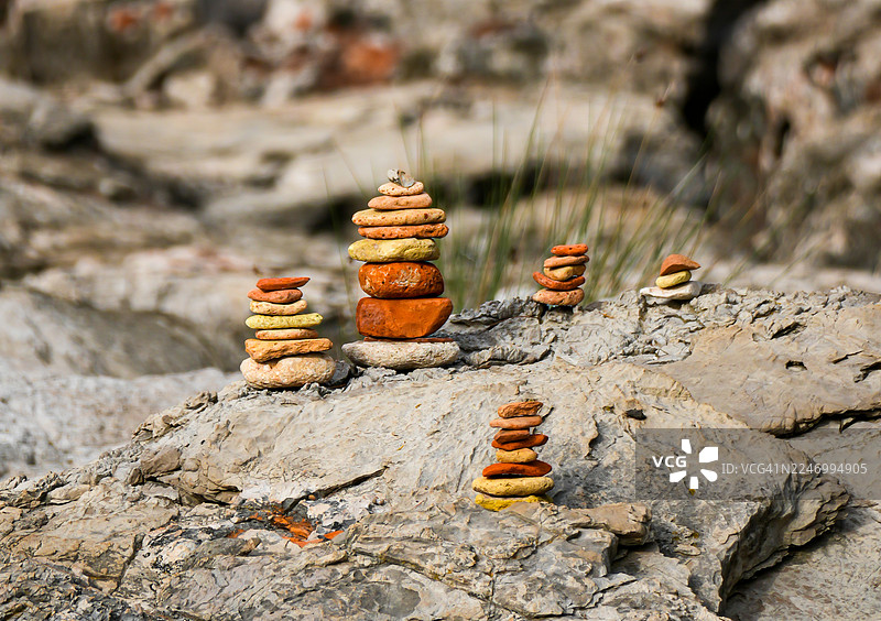 堆叠的石头卵石堆砌的石堆图片素材