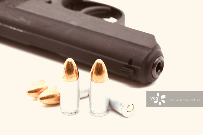 手枪和枪管的特写，带有子弹图片素材