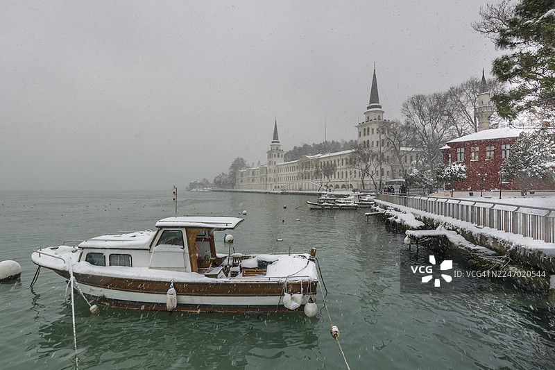 土耳其伊斯坦布尔库莱利地区博斯普鲁斯海峡的冬季静谧图片素材