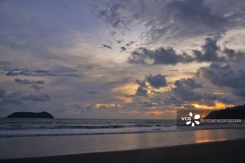 太平洋上的金色日落图片素材