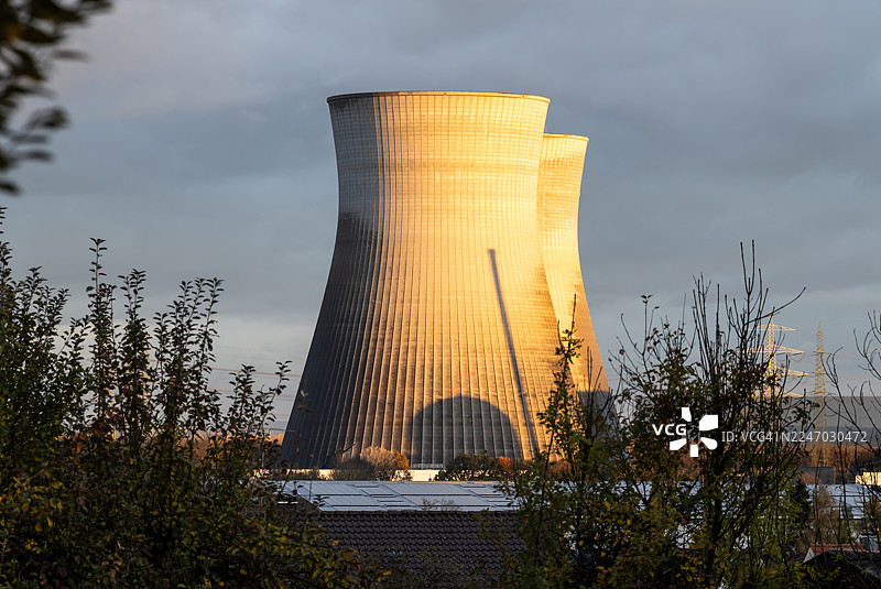高耸的冷却塔外墙上核电站混凝土穹顶的阴影图片素材