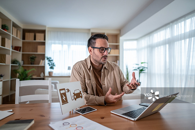 男人远程讨论电动汽车充电解决方案图片素材
