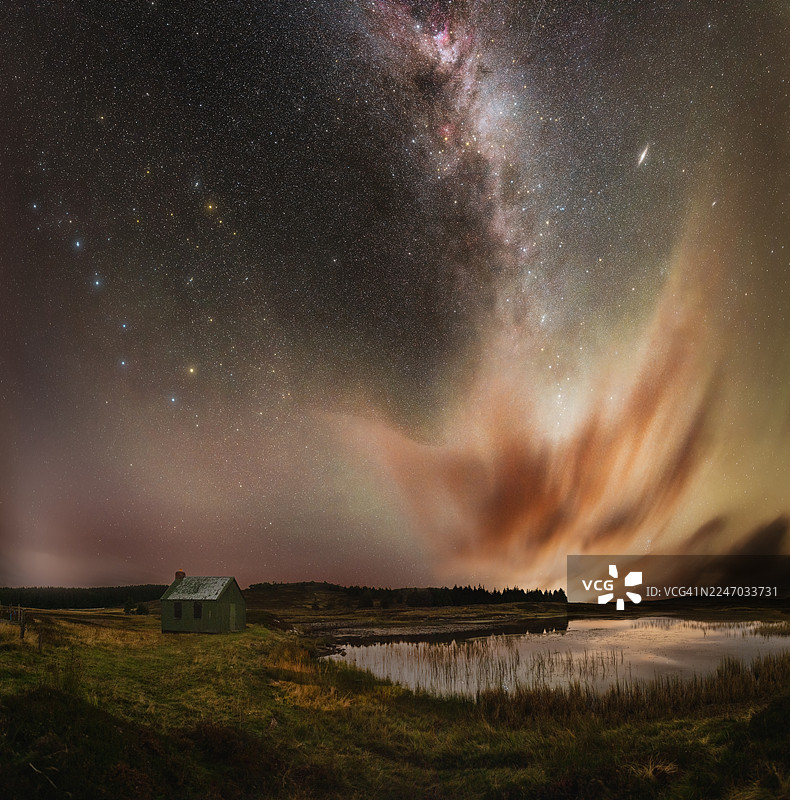 苏格兰上空的银河景象图片素材