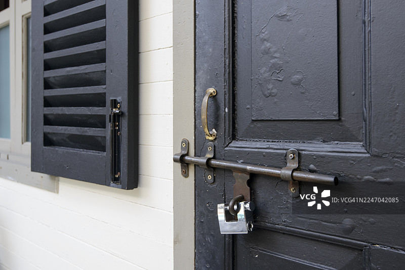 复古黑色的木门图片素材