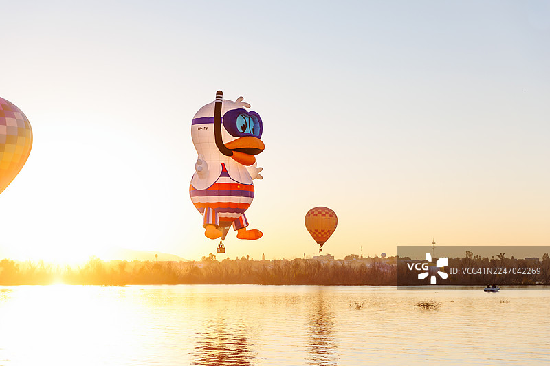 2025年国际热气球节期间，五彩斑斓的巨型热气球在空中飞翔图片素材
