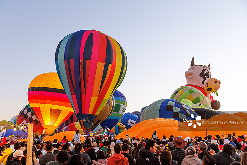 在国际热气球节期间，众多观众注视着热气球的飞行准备工作图片素材