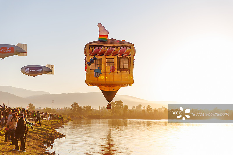 2025年国际热气球节期间，色彩斑斓的巨型热气球在空中飞翔图片素材