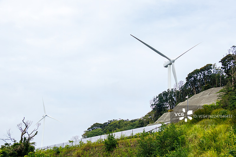 南伊豆的山口路，走过约10公里的崎岖山路，沿途绿树成荫，有小神社以及大型风力发电设施。图片素材