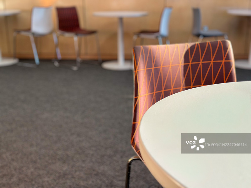 前景中的椅子和圆桌图片素材