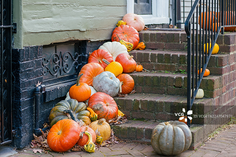 房屋前阶上的南瓜和装饰葫芦图片素材