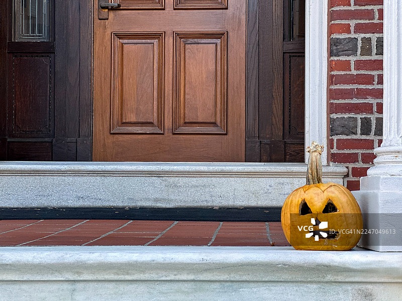 门廊台阶上的雕刻南瓜或杰克灯笼图片素材