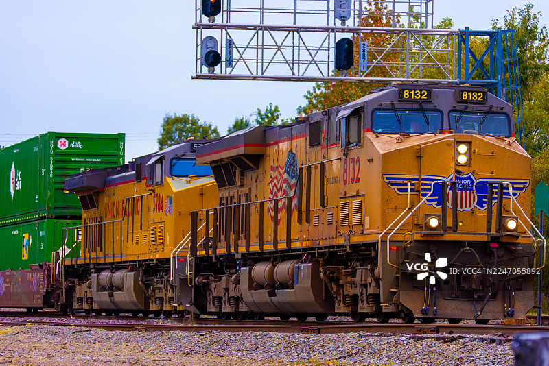联合太平洋火车头牵引货运列车图片素材