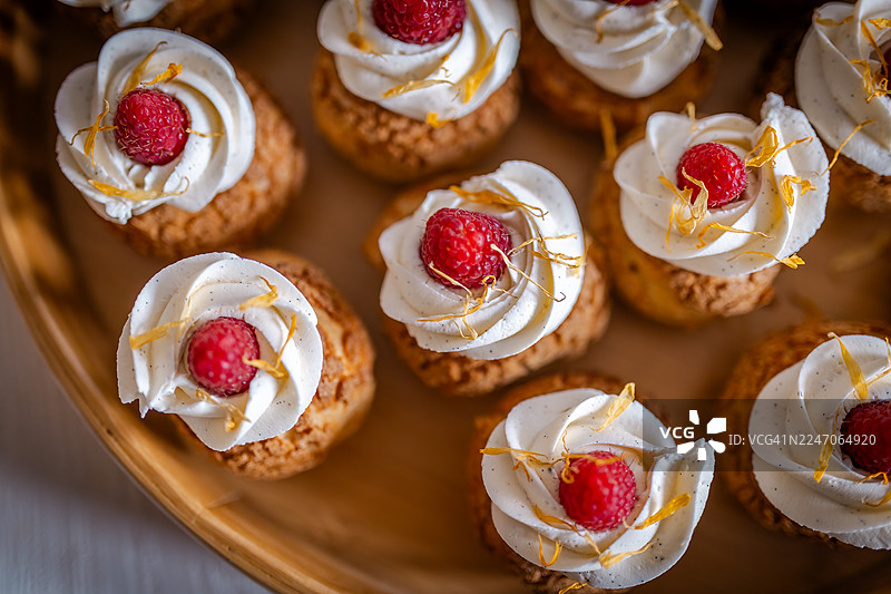 百香果奶油泡芙配香草甘纳许图片素材