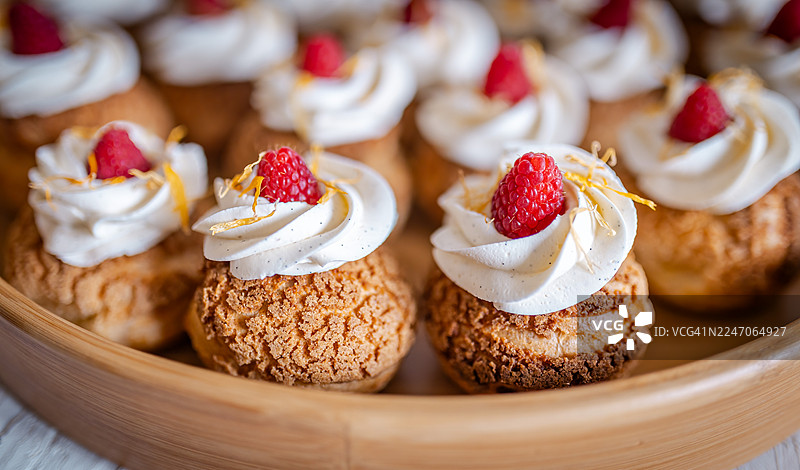 百香果奶油泡芙配香草甘纳许图片素材
