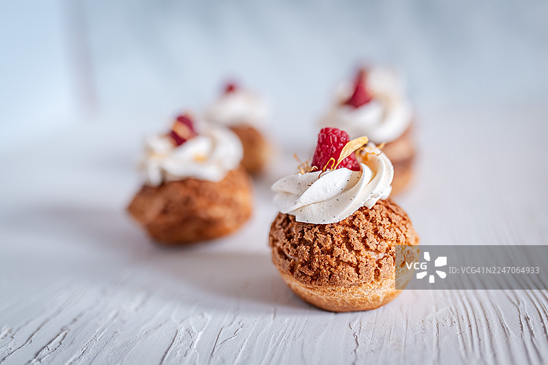 百香果奶油泡芙配香草甘纳许图片素材