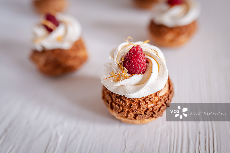 百香果奶油泡芙配香草甘纳许图片素材