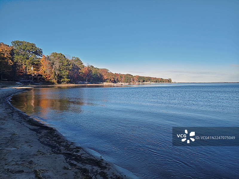 秋季落叶在黄昏时分于汤姆·麦卡洛公园/海滩/湖泊/麦克尼科尔港/安大略省/加拿大呈现出美丽的色彩图片素材
