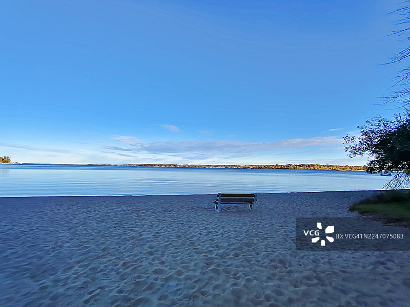 秋季落叶在黄昏时分于汤姆·麦卡洛公园/海滩/湖泊/麦克尼科尔港/安大略省/加拿大的美丽色彩图片素材