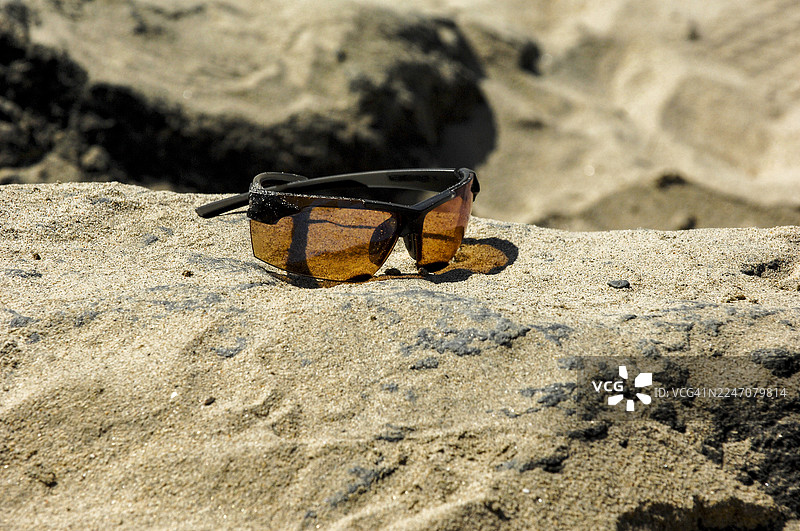 沙滩上的太阳镜图片素材