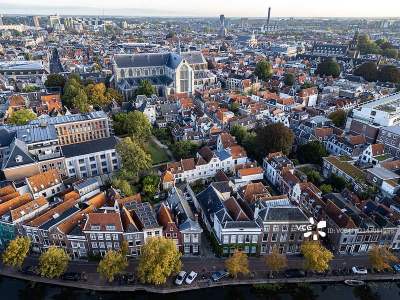 清晨的阳光照耀着莱顿市及其运河。图片素材