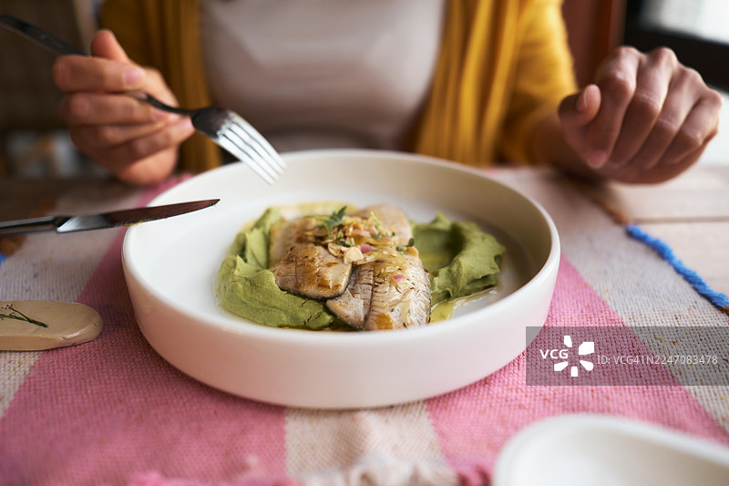 餐厅里一位女士正在吃午餐的特写图片素材