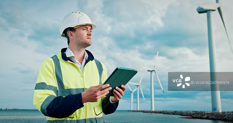海洋、风力涡轮机和持平板电脑的男人，思考与气候变化和可持续性。人员、清洁能源或水力技术，解决方案或风车与检查、应用程序和安全检查表图片素材