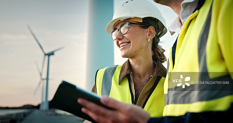 技术人员、风力涡轮机和使用平板电脑微笑的人们，进行电力、检查和反馈。工程师、团队和风车进行环保网络、集成讨论或海上质量保证。图片素材