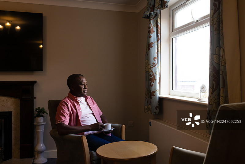 在养老院休息室里喝咖啡放松图片素材