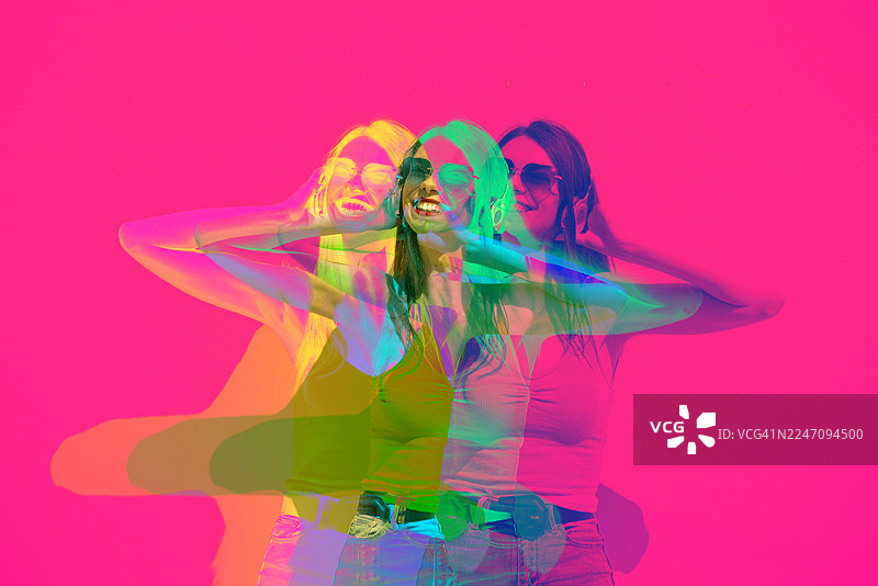 女孩聆听音乐的故障双重曝光肖像图片素材