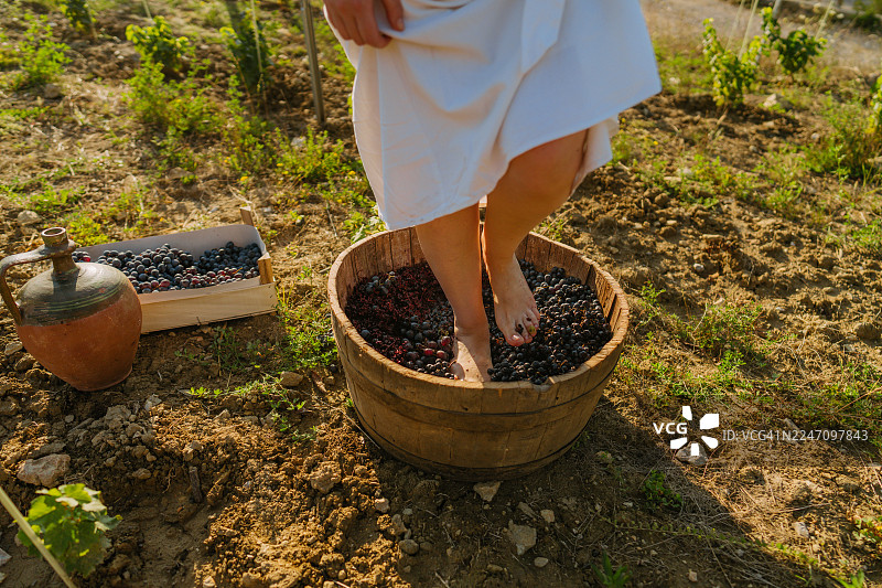 用脚酿酒图片素材