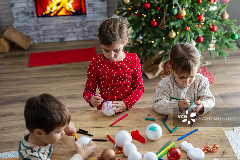 孩子们在家创意设计圣诞树装饰品图片素材