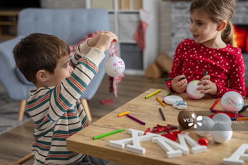 孩子们在进行圣诞装饰品手工制作活动图片素材