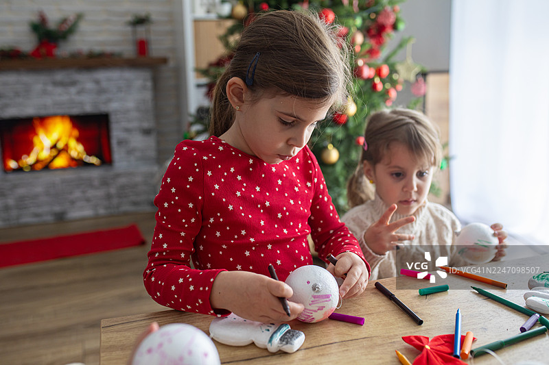 年轻艺术家绘制节日树装饰品图片素材