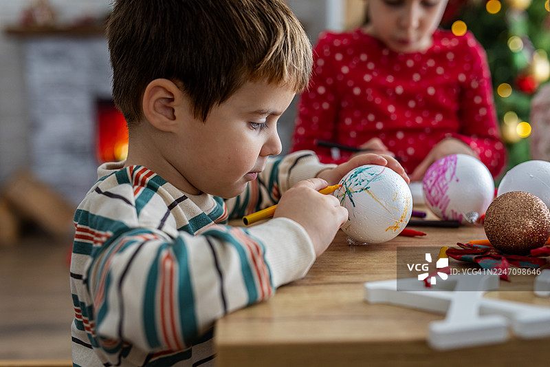 孩子们装饰手工制作的节日装饰品图片素材