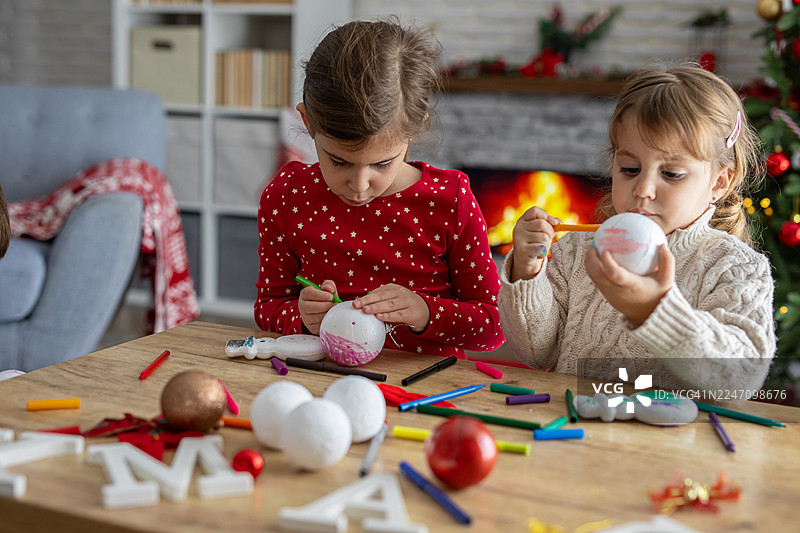 孩子们在家创意设计圣诞树装饰品图片素材