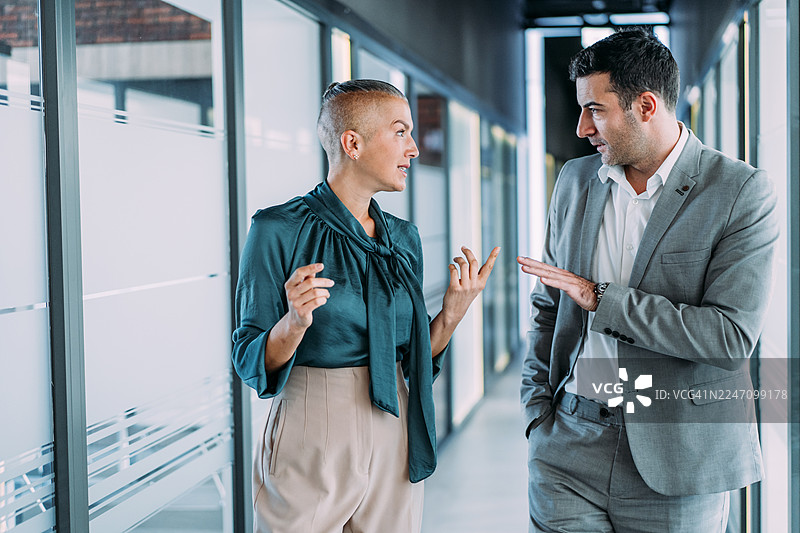 做出搬家决定的过程图片素材