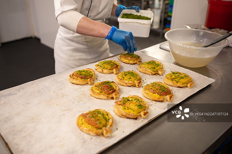 苹果酥点的收尾工作图片素材