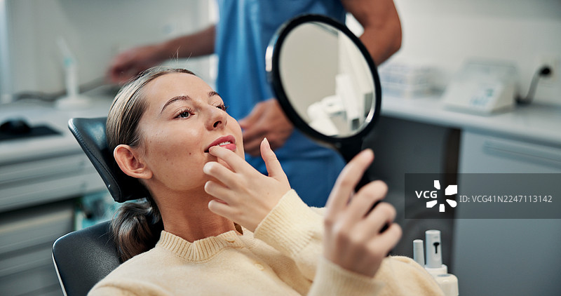 口腔卫生，镜子和一位女士在牙医诊所展示牙齿美白、根管治疗或检查的效果。咨询、患者和检查贴面，用于常规检查、清洁治疗和诊所服务。图片素材