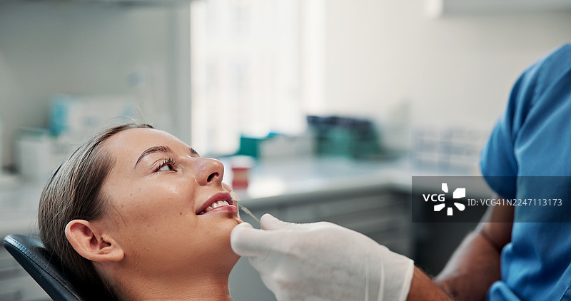 女性在牙医处进行预约、检查或体检的手、镜子和微笑。牙医（正畸医生）与患者进行清洁、检查或口腔卫生的牙科护理、设备和手套。图片素材