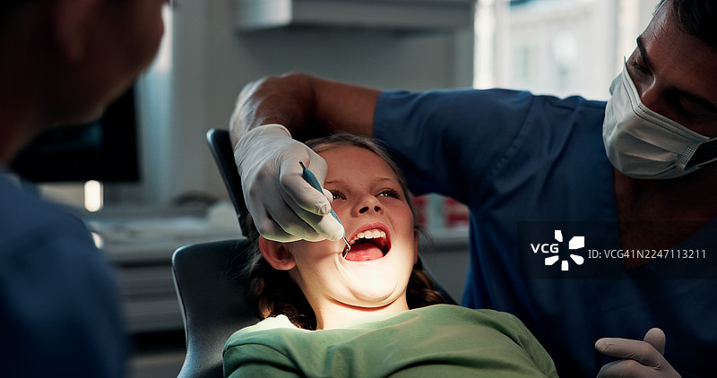 儿童在牙医诊所接受正畸、口腔卫生或预约检查、咨询和灯光照射。诊所内有工具、治疗效果和牙齿美白，人们正在进行牙龈清洁和接受医疗保健建议。图片素材