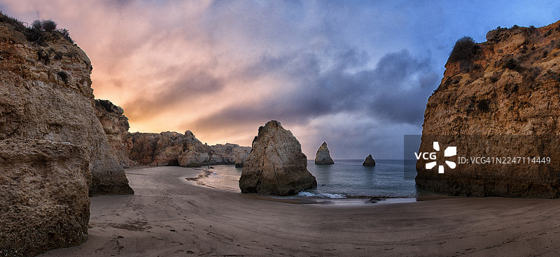 2023年9月2日，葡萄牙阿尔加维阿尔沃尔海滩岩石地貌上的日出图片素材