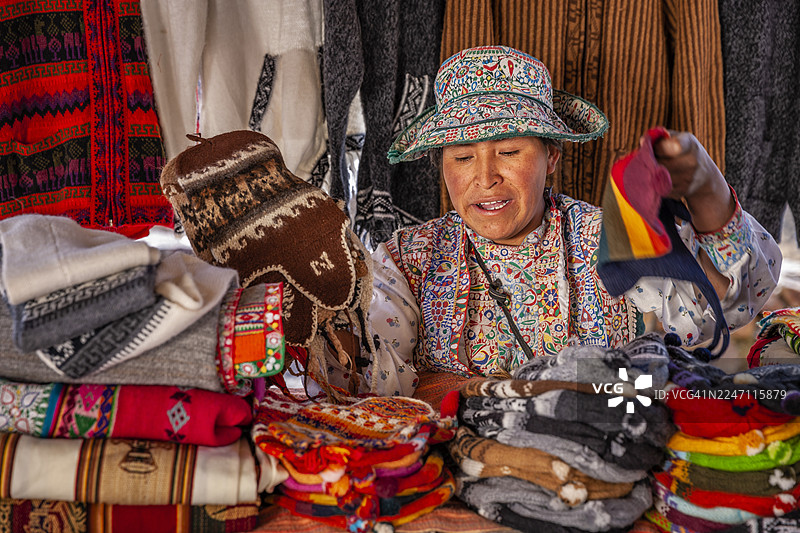 秘鲁女性在科尔卡峡谷附近售卖纪念品图片素材